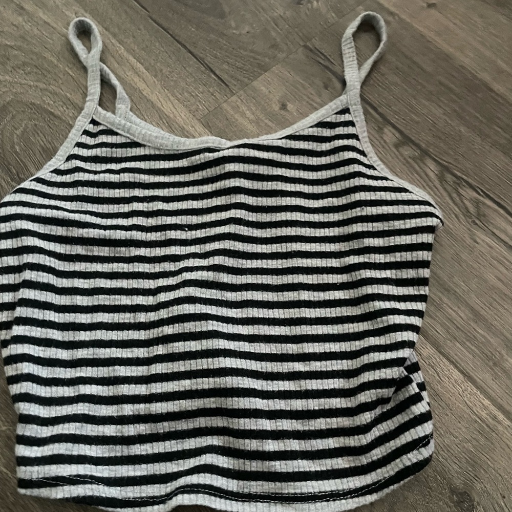 gray and black cropped tank top